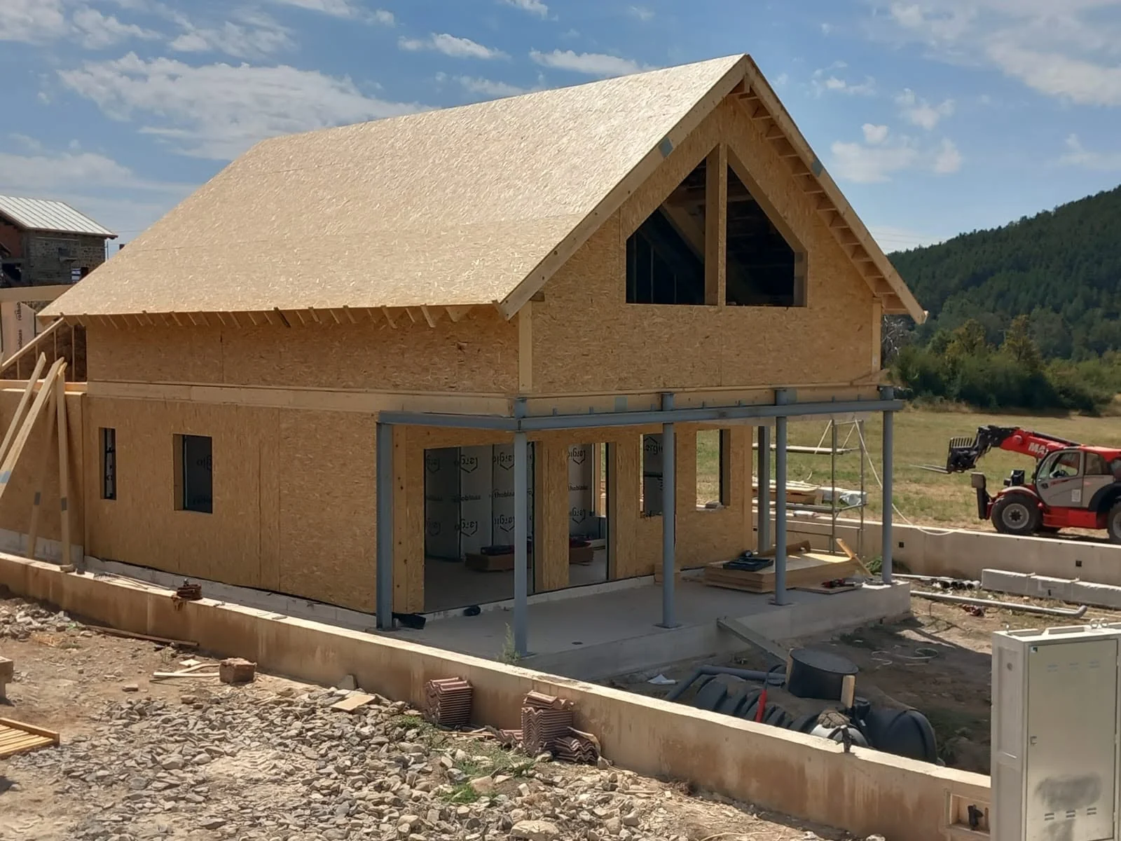 Close exterior view of the second Aratorés residence during rapid on-site assembly