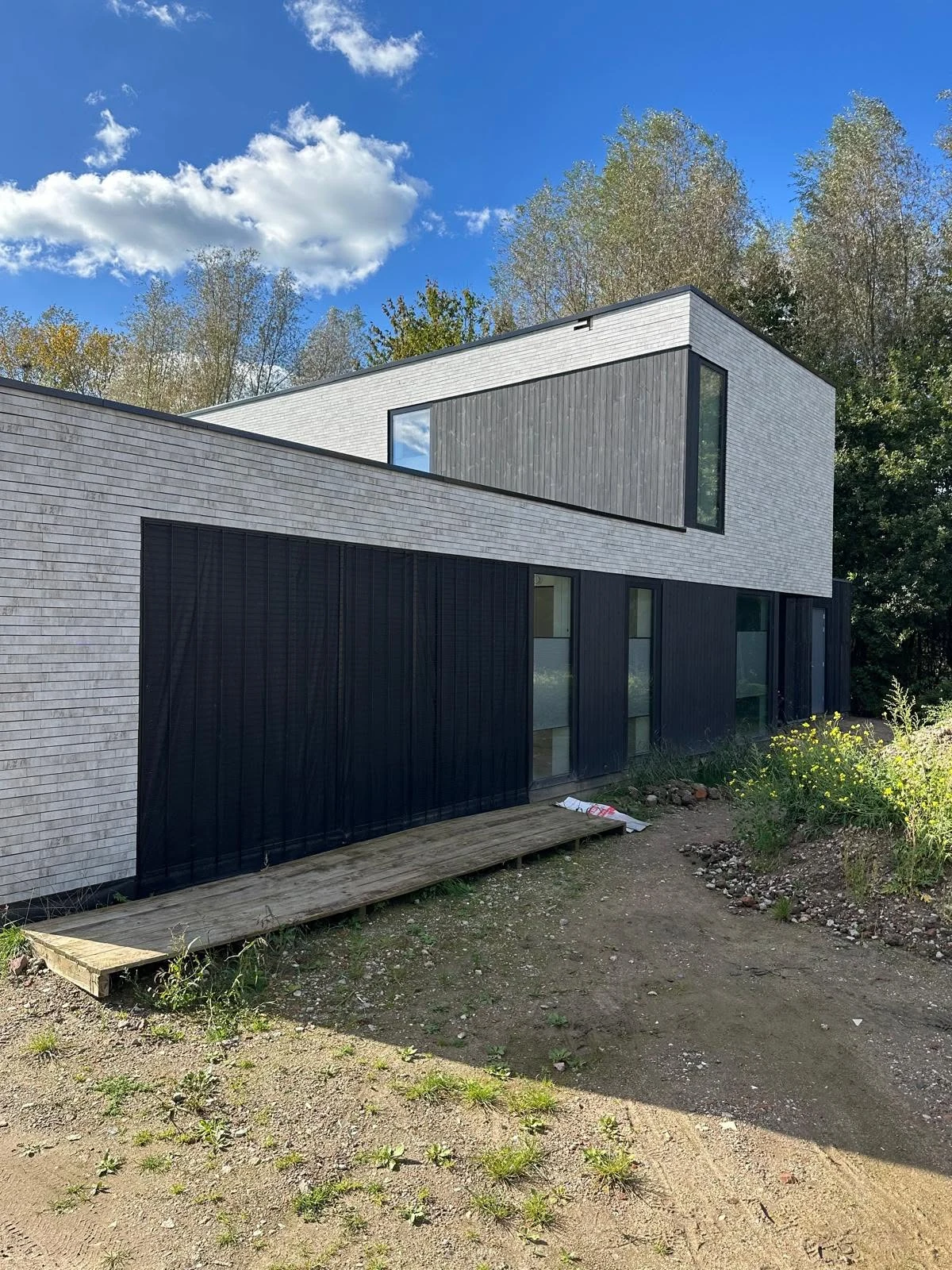 Side elevation of the Arnhem residence showing vertical cladding and flat-roof volumes