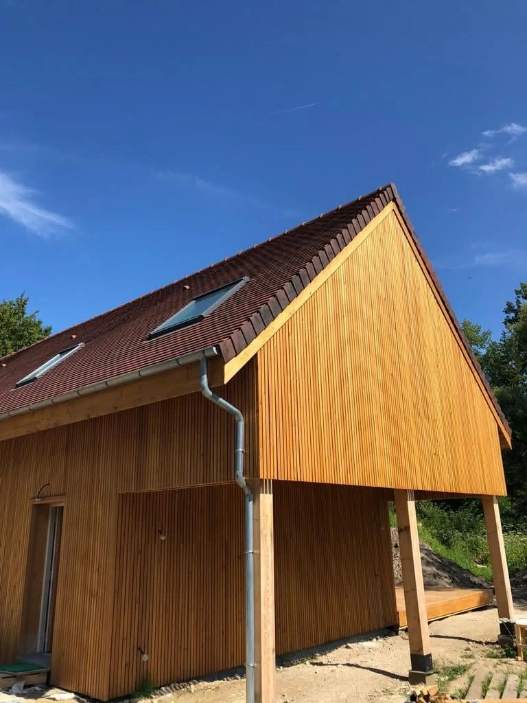 Gable façade and covered area of the bioclimatic residence