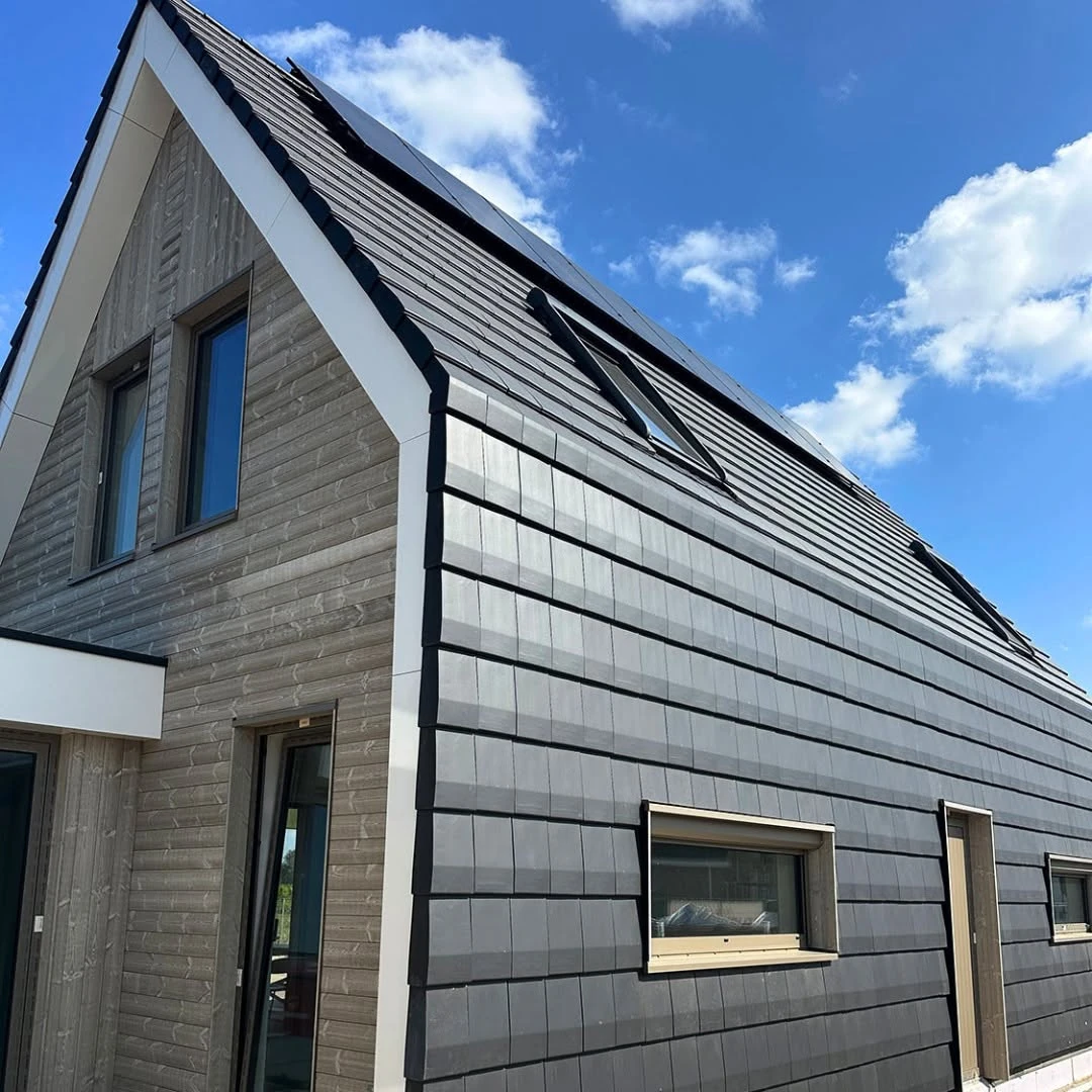 Blaricum dark roof and timber façade detail