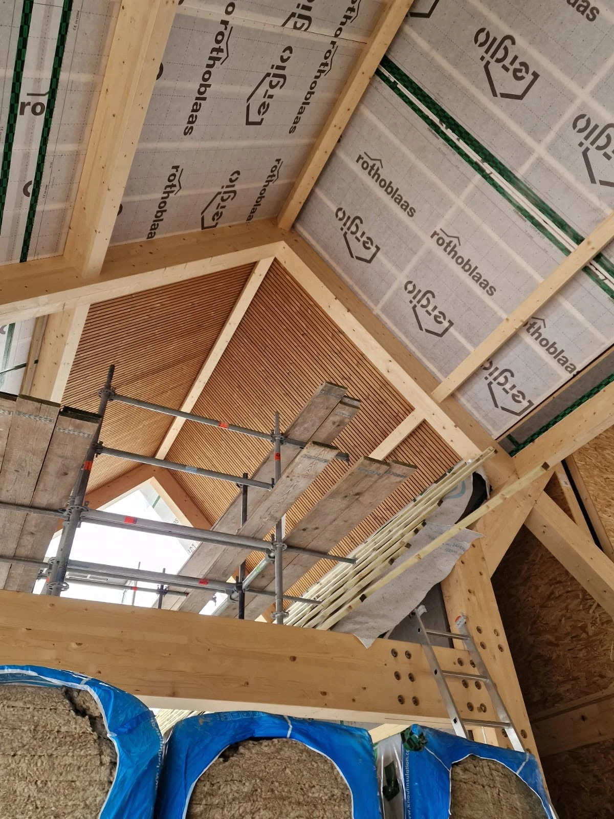 Vista interior de un paquete de proyecto personalizado en madera con estructura vista y trabajos de instalación
