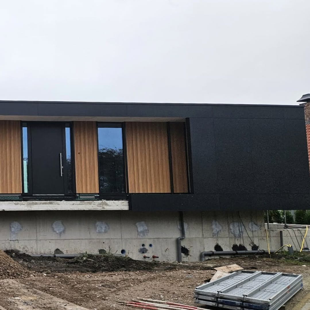 Entrance and cantilever detail on the De Lier residence