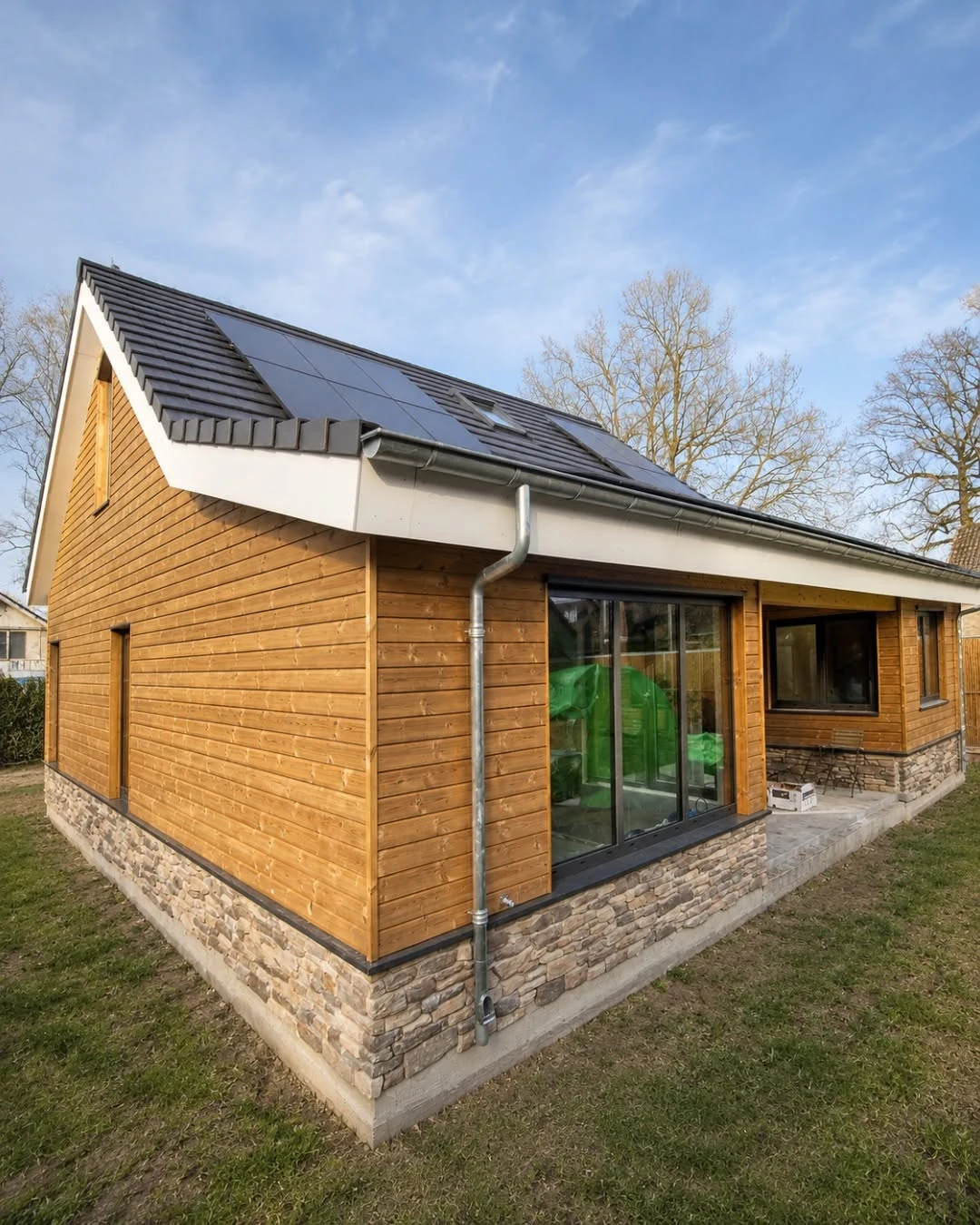 Side view of the Dutch Rapid-Assembly Timber Residence with roof-mounted solar panels