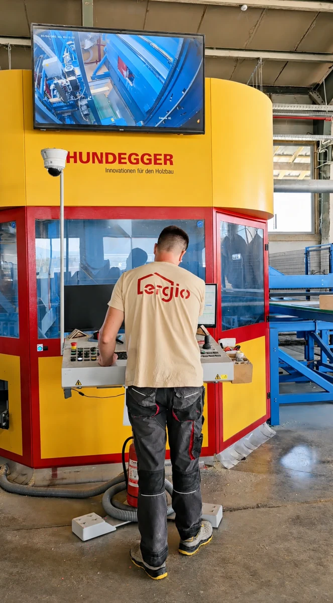 Operario de ERGIO trabajando en la estación de control de mecanizado Hundegger
