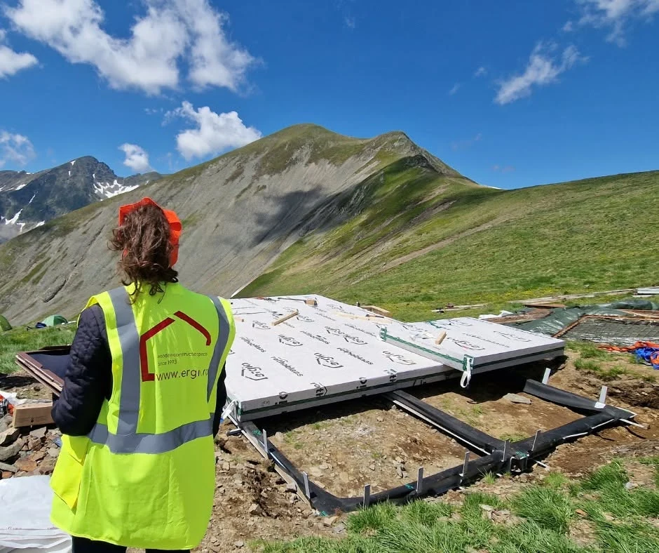 Elementos prefabricados de ERGIO preparados para entrega y uso en obra en una ubicación de montaña