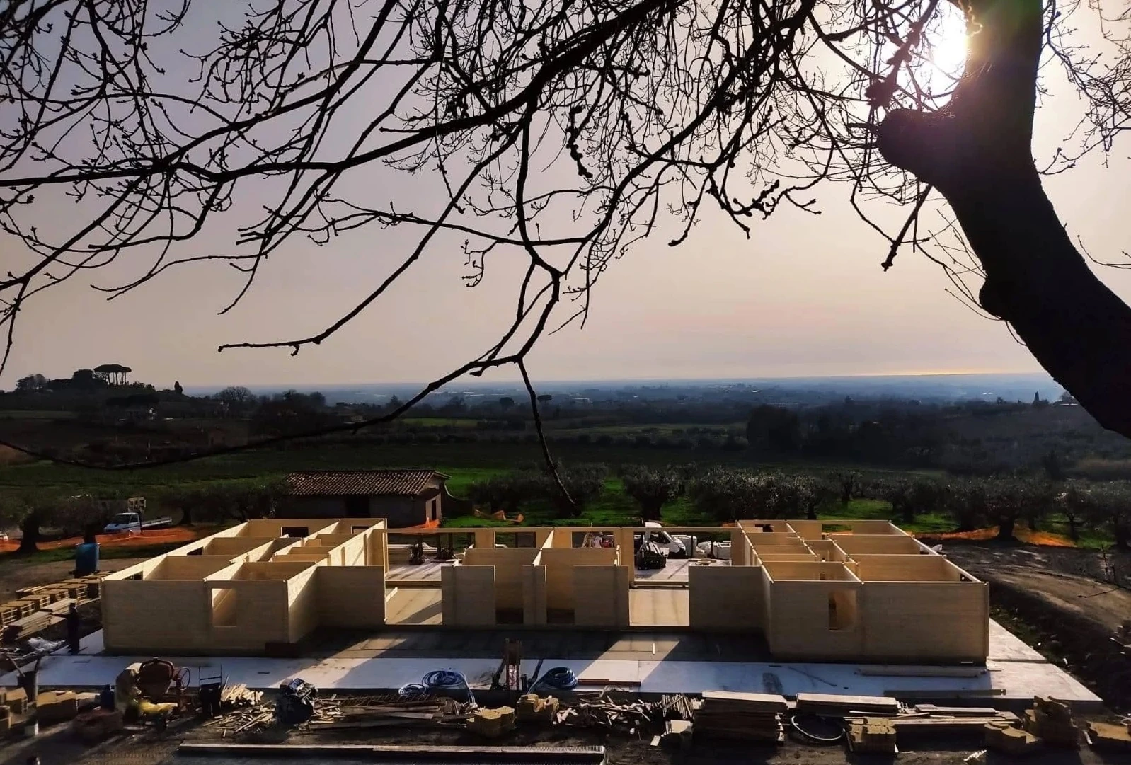 Base preparada en obra antes de la instalación de la estructura de madera