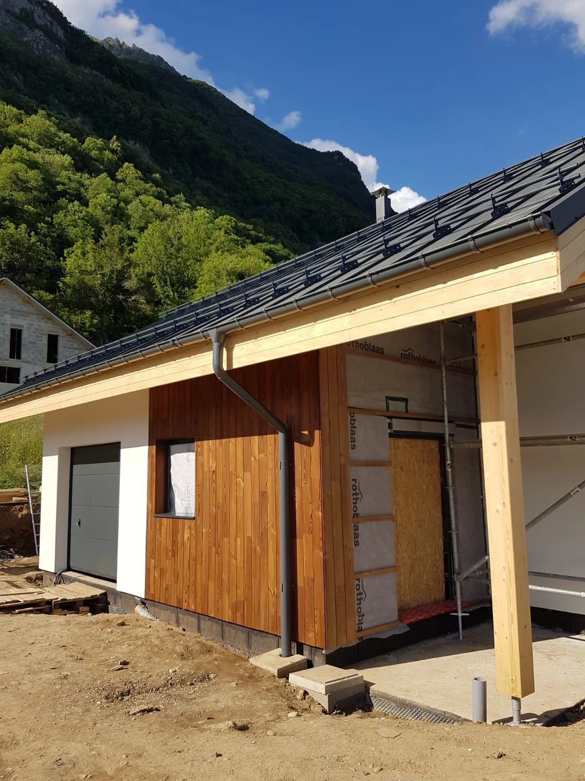 Freterive timber residence roof and timber cladding detail