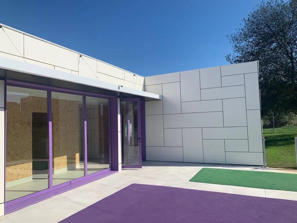 Kindergarten courtyard with purple-framed glazing