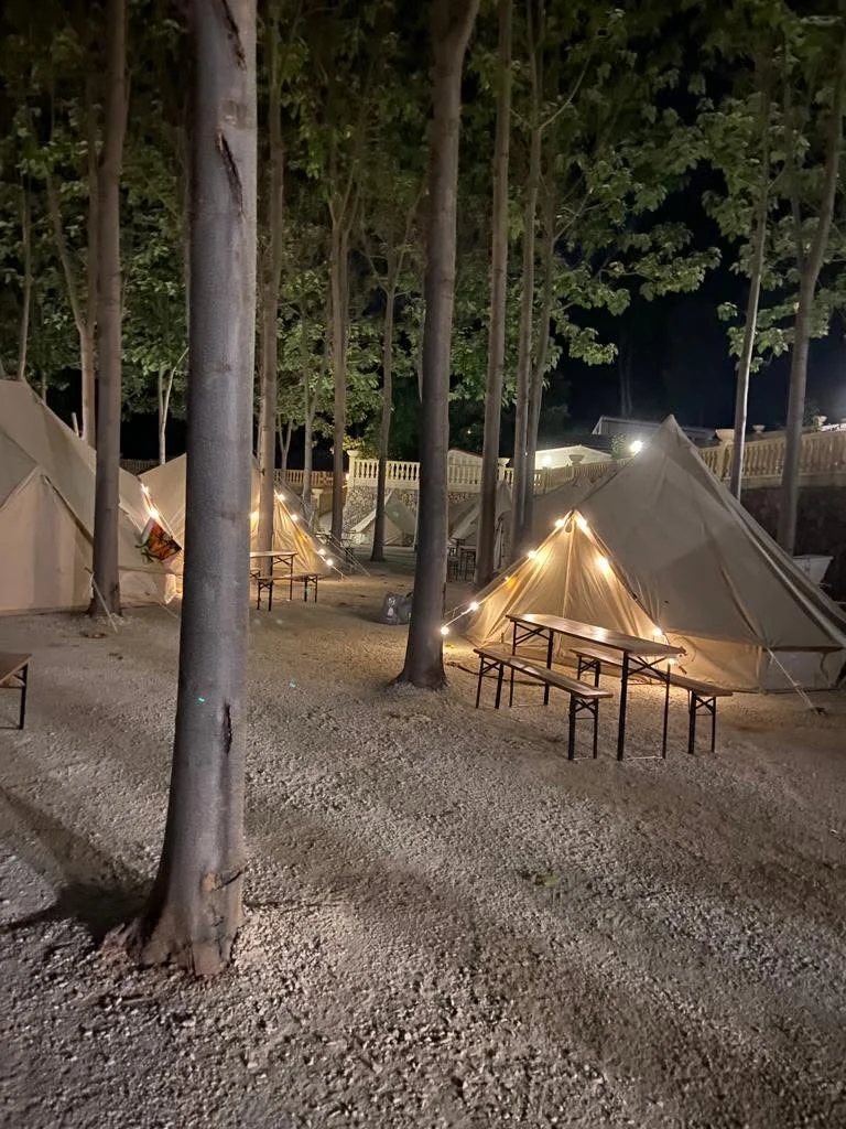 La Escalada Gandia glamping area at night