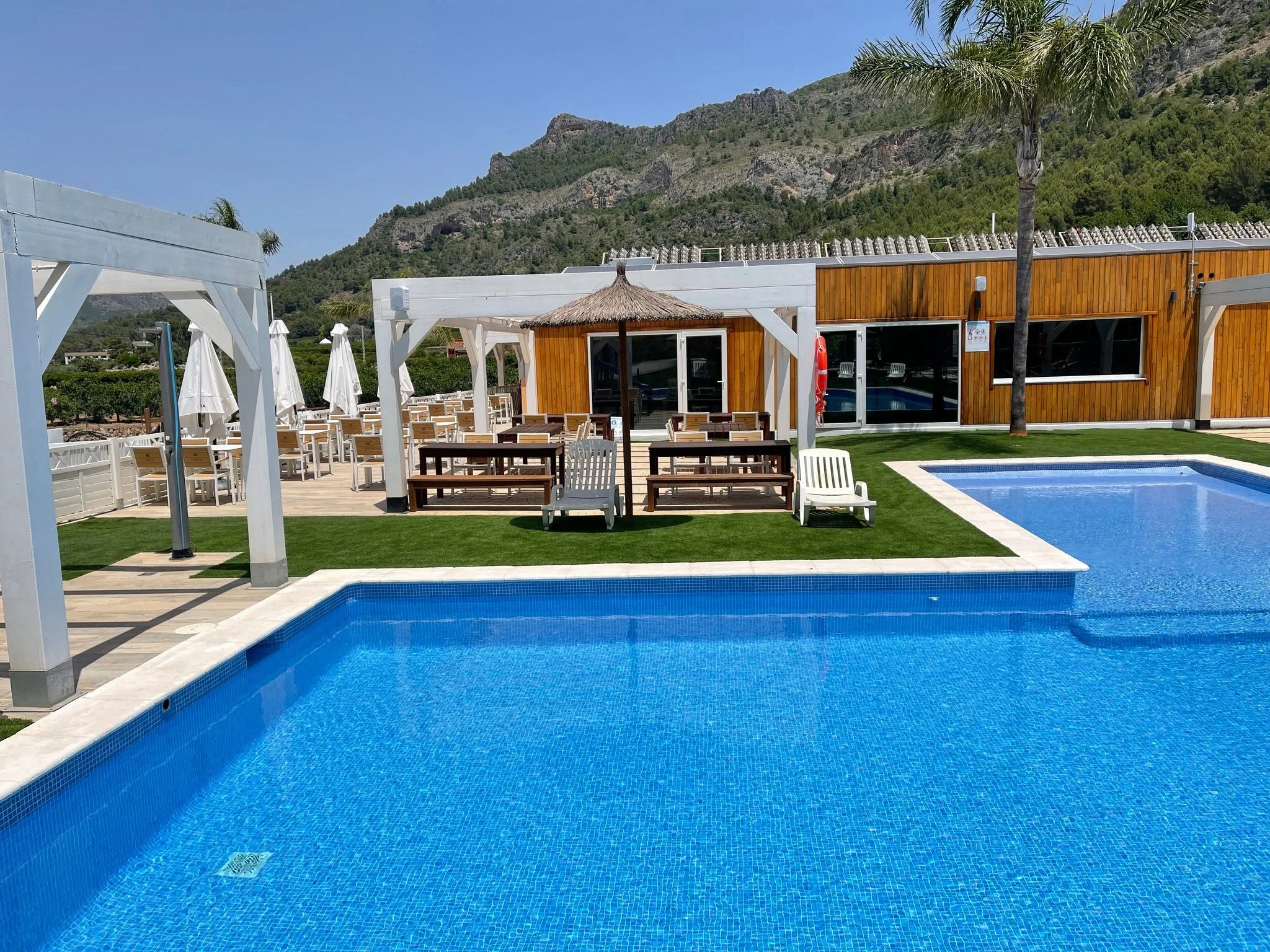 La Escalada Gandia restaurant and pool with mountain backdrop