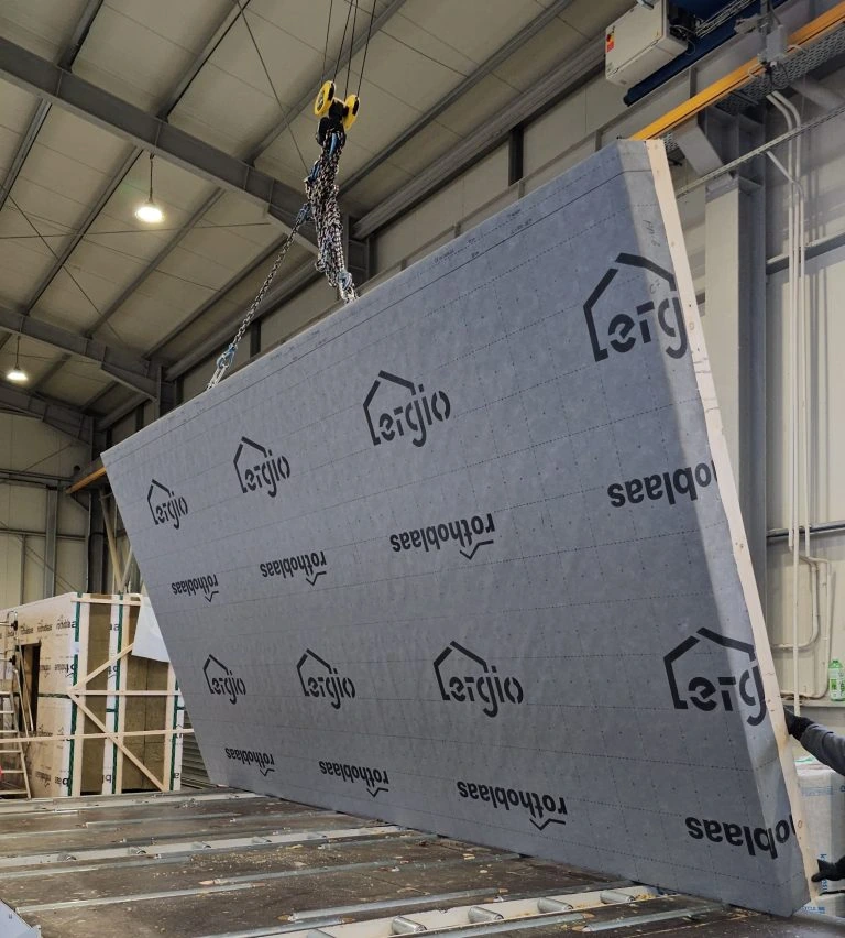 Panel de muro prefabricado de madera con membrana de protección manipulado en la fábrica ERGIO