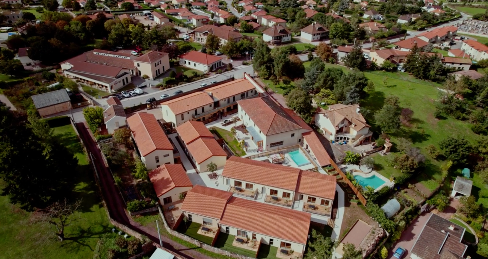 Urbanización residencial formada por múltiples viviendas repetibles