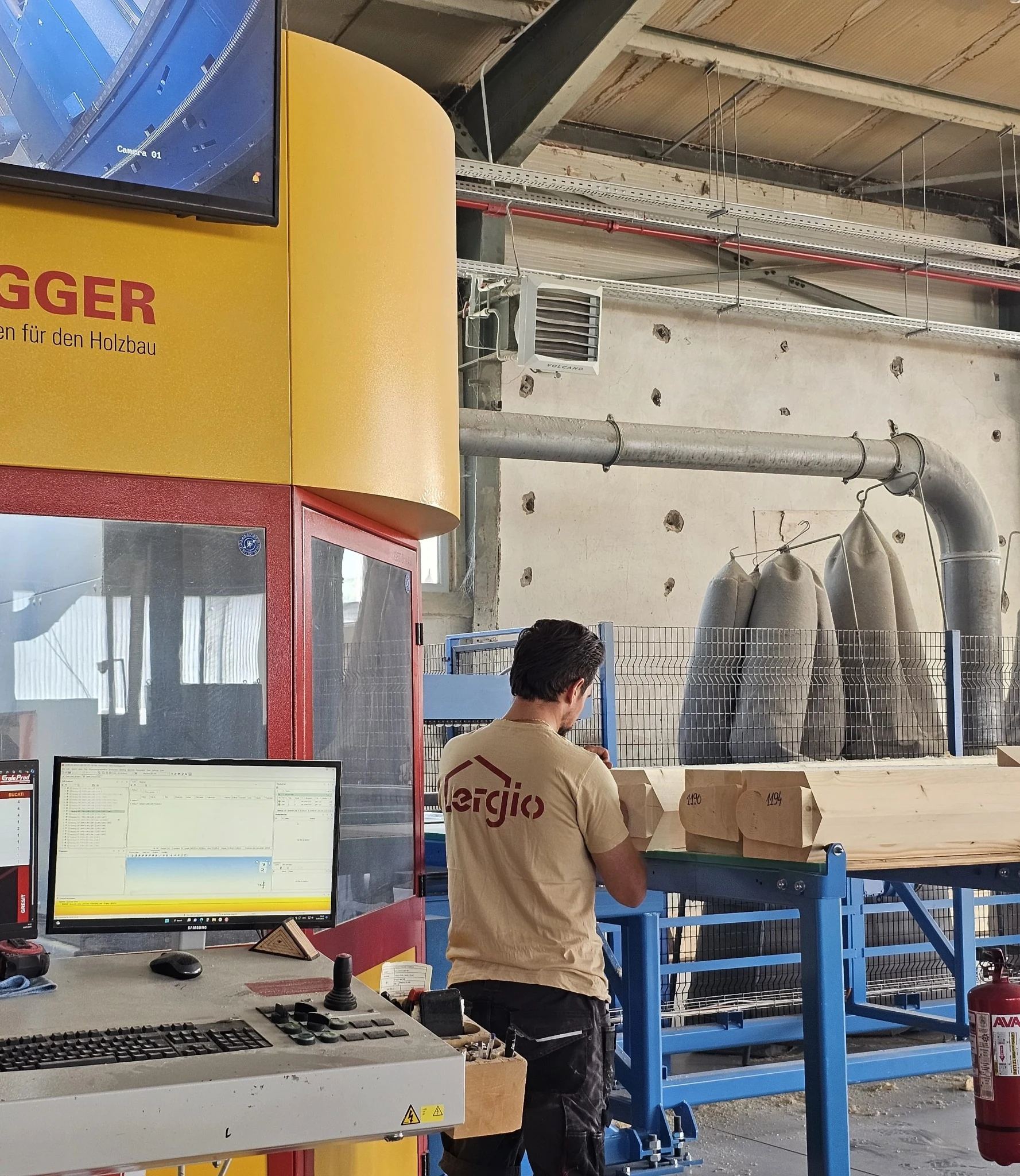 ERGIO operator supervising multi-axis robotic timber processing in the factory