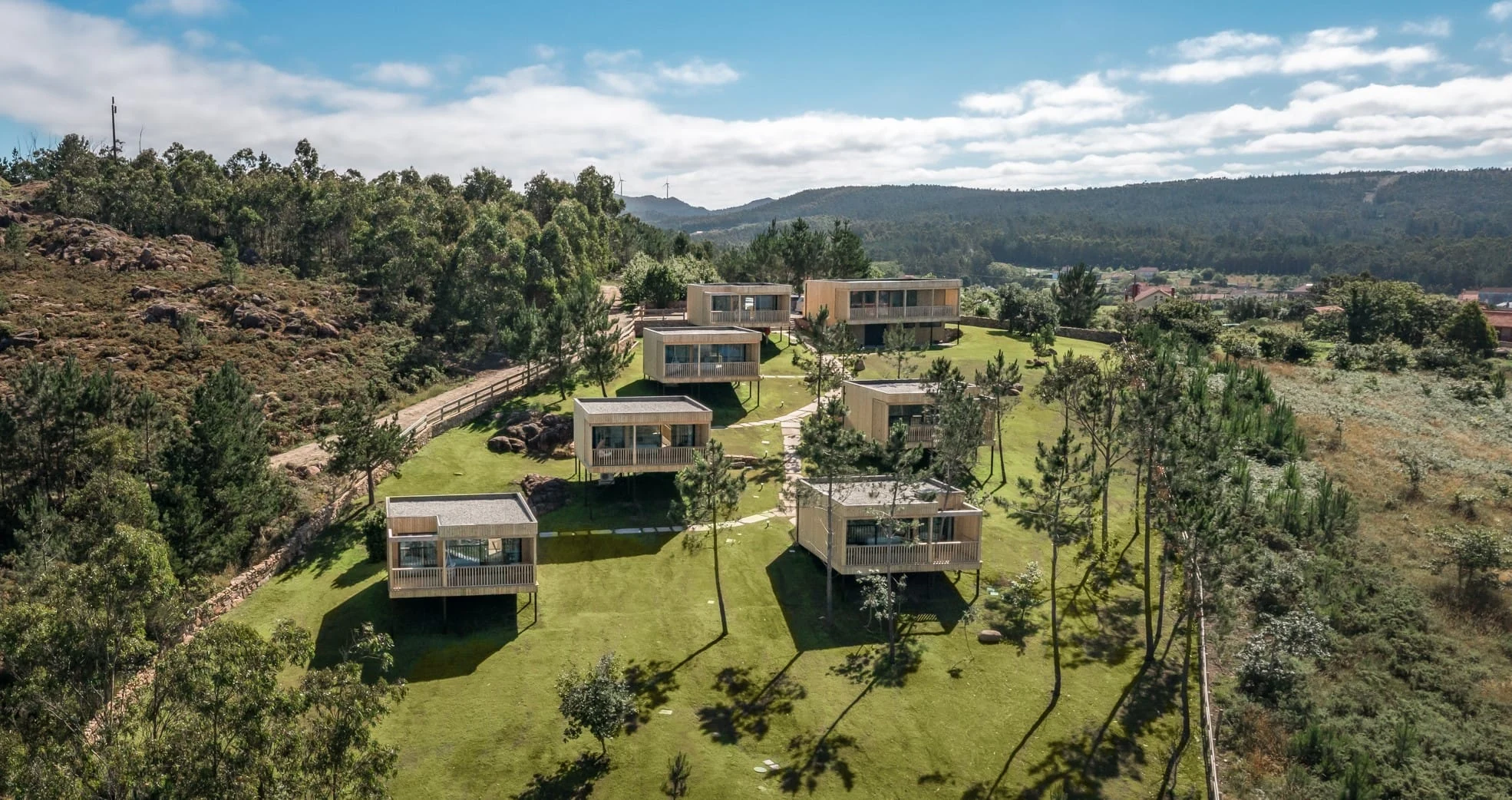 Repeated hospitality units arranged as a scalable serial development