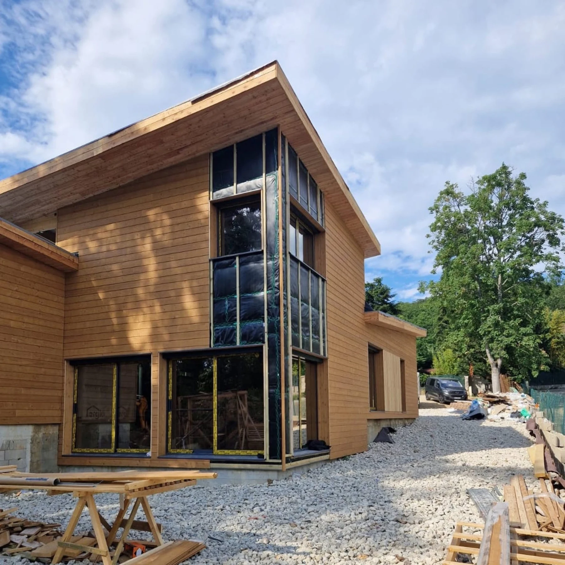 Parisian protected-area timber residence with larch cladding and glazed vertical bay