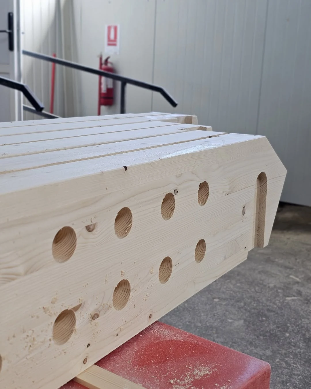 Elementos de madera mecanizados preparados y comprobados como parte de un kit Post and Beam