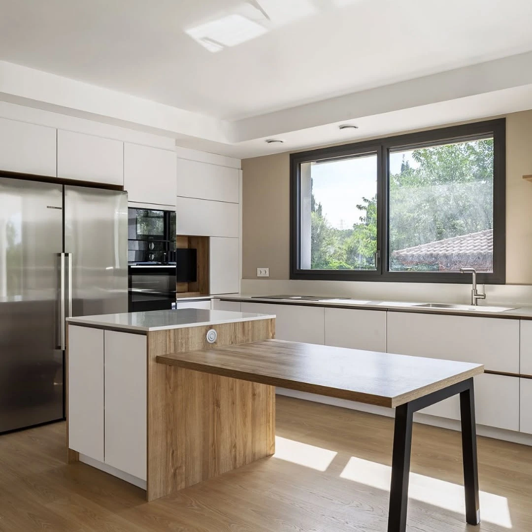 Cocina terminada en una unidad residencial completada
