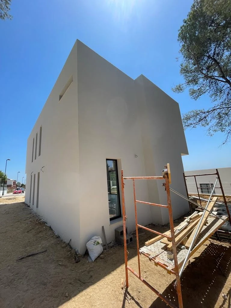 Side façade of the Torrent residence during finishing works
