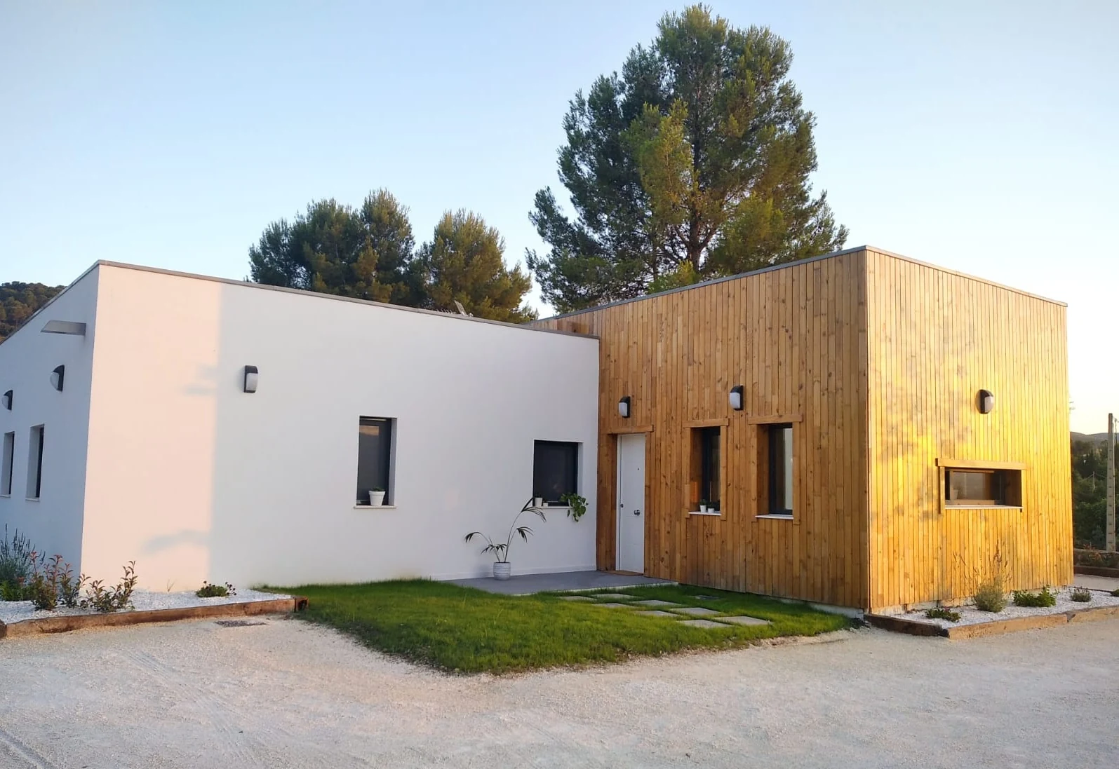 Edificio contemporáneo de madera terminado como referencia de valor del proyecto